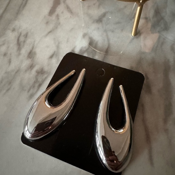 🆕 U large drop earrings - Picture 4 of 12